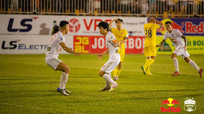 CĐV tranh cãi nảy lửa về quả penalty phút cuối giúp HAGL hạ Nam Định