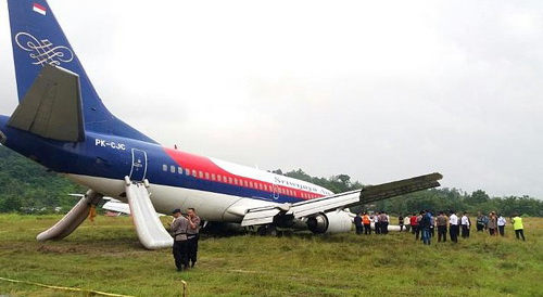 Máy bay Indonesia trượt khỏi đường băng, áp bụng trên bãi cỏ