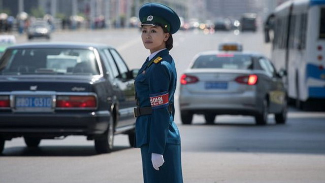 Tiêu chuẩn nữ cảnh sát giao thông Triều Tiên: Đẹp, độc thân, 26 tuổi nghỉ hưu