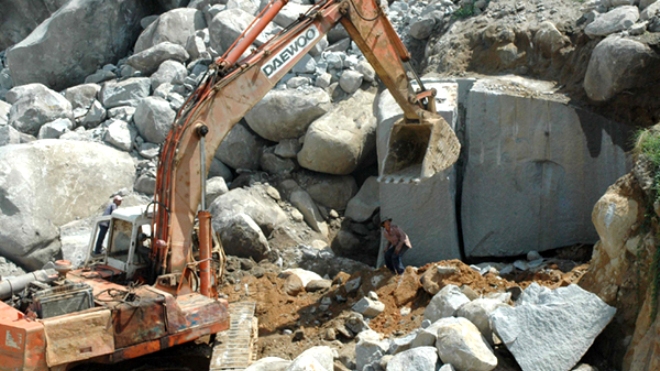 Cần ngăn chặn nạn khai thác đá quý ở Tuyên Quang