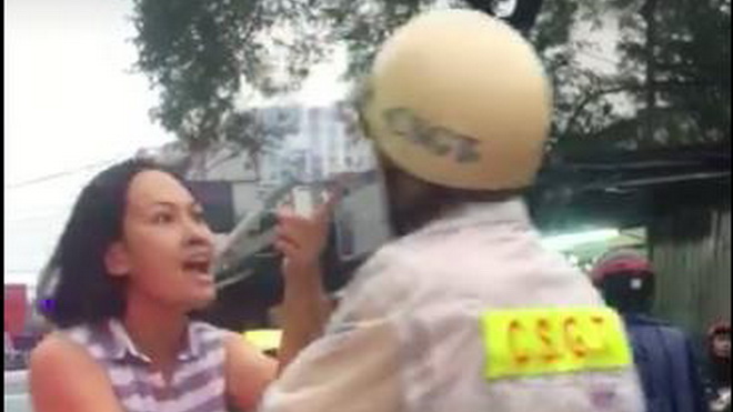 Người quay clip một phụ nữ hùng hổ lăng mạ cảnh sát giao thông cũng bị 'tẩn'