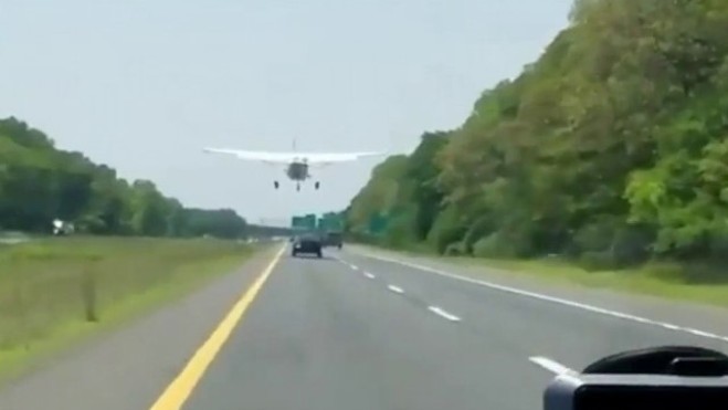 VIDEO: Đứng tim nhìn máy bay hạ cánh trên đường cao tốc đông đúc