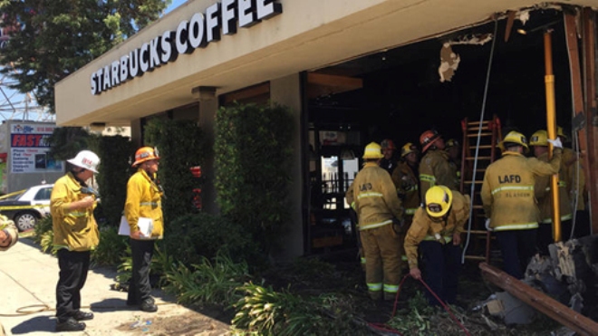 Ô tô lao vào cửa hàng Starbucks ở Hollywood, nhiều người bị thương