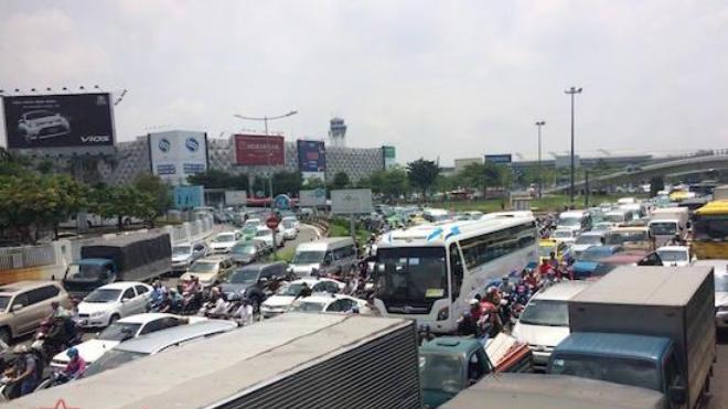 Vụ kẹt xe hơn 4 giờ đồng hồ: Loay hoay chống ùn tắc sân bay Tân Sơn Nhất