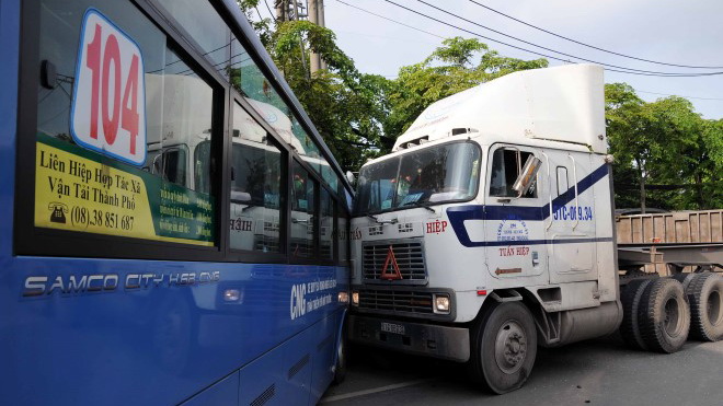 Xe container lật đè xe buýt trên xa lộ Hà Nội