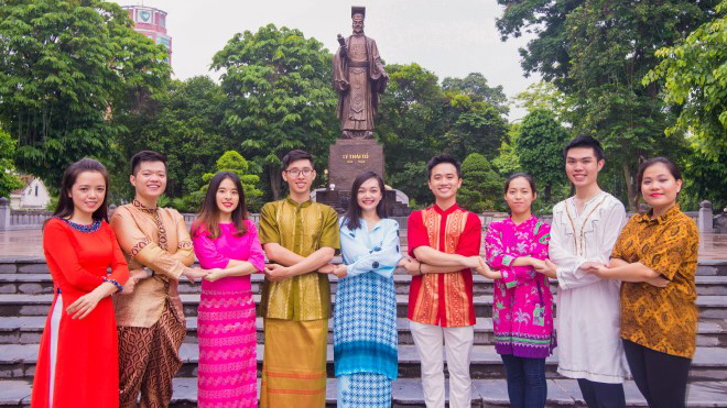 Hình ảnh đẹp 28 thanh niên xuất sắc Việt Nam mặc trang phục ASEAN