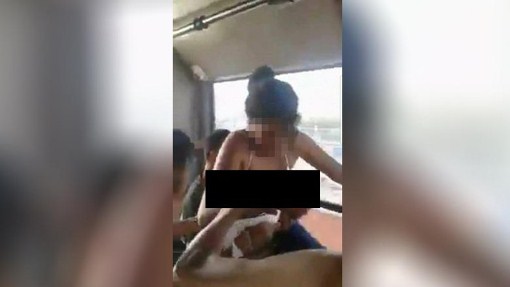 Chấn động: Quấy rối tình dục tập thể ngay trên xe buýt