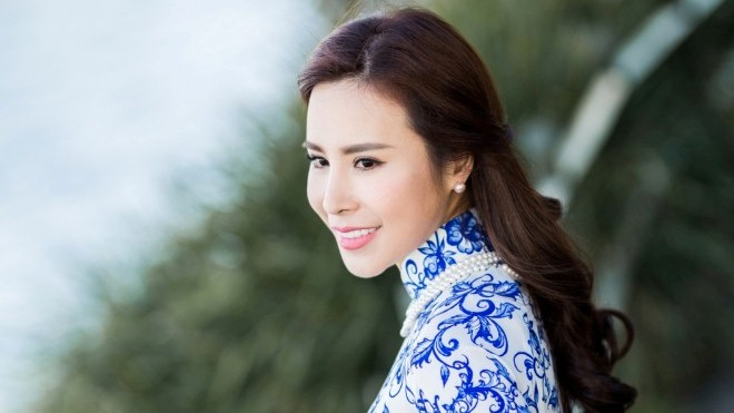 Người đẹp Hoàng Dung khoe dáng chuẩn trong tà áo dài Việt ở Australia