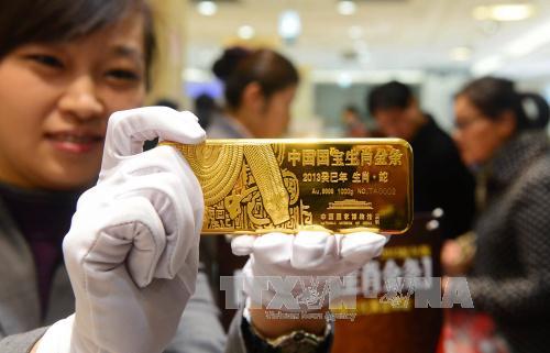 Giá vàng châu Á chạm mức cao nhất trong 10 tháng