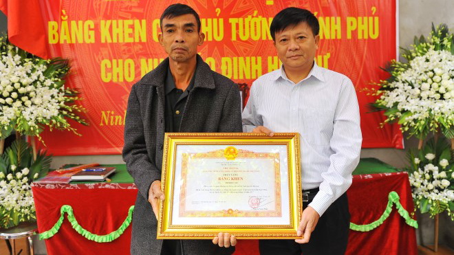 Truy tặng Bằng khen của Thủ tướng Chính phủ cho nhà báo Đinh Hữu Dư      