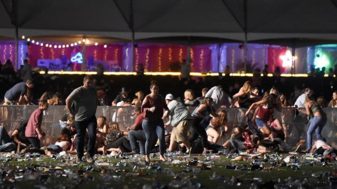 Phát hiện kho vũ khí, thuốc nổ tại nhà nghi can xả súng Las Vegas