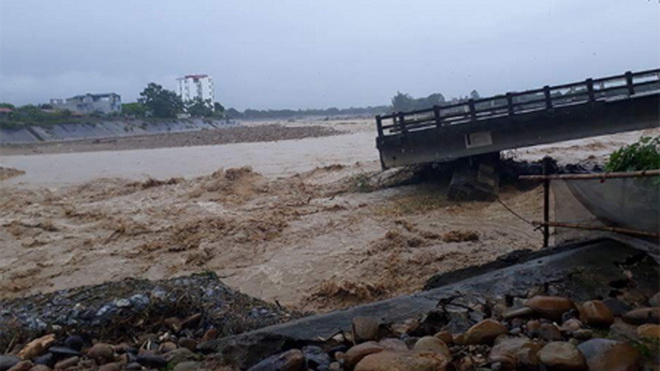 Mưa lũ tại Yên Bái: Sập cầu Thia ở Nghĩa Lộ, phóng viên TTXVN bị cuốn trôi khi đang tác nghiệp