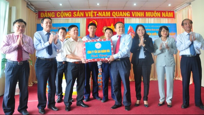 Yến sào Khánh Hòa trao quà 'Xuân biên giới – Tết hải đảo' đến với Trường Sa
