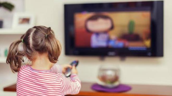 Trẻ em xem tivi và chơi điện tử nhiều sẽ bị rối loạn giấc ngủ