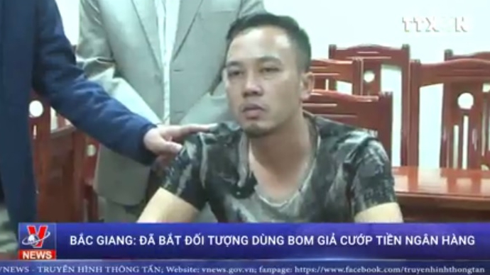 Video clip bắt đối tượng dùng bom giả cướp tiền ngân hàng tại Bắc Giang