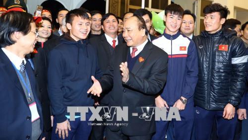 Thủ tướng tặng bóng và áo của cầu thủ U23 Việt Nam để đấu giá ủng hộ người nghèo