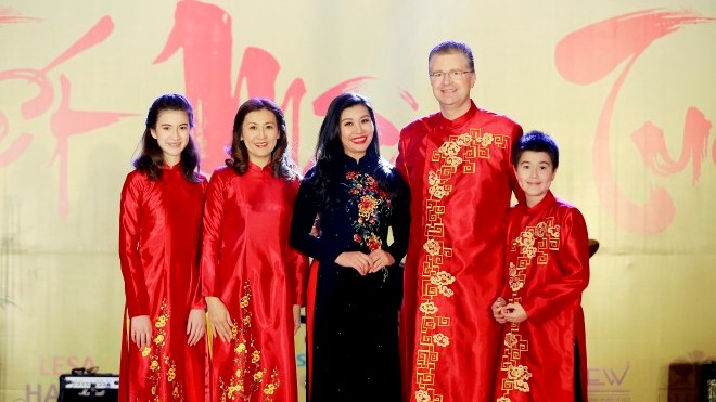 Đại sứ Mỹ tại Việt Nam Daniel J. Kritenbrink hào hứng với áo dài Việt