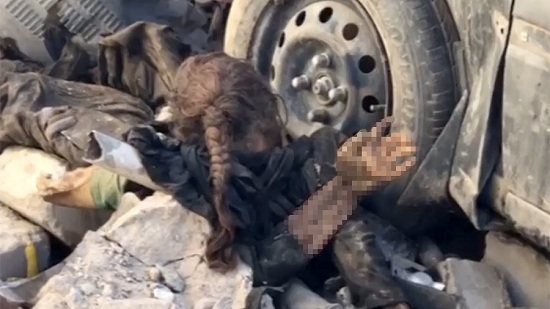 Bức ảnh gây sốc thi thể bé gái trong đống đổ nát ở Mosul