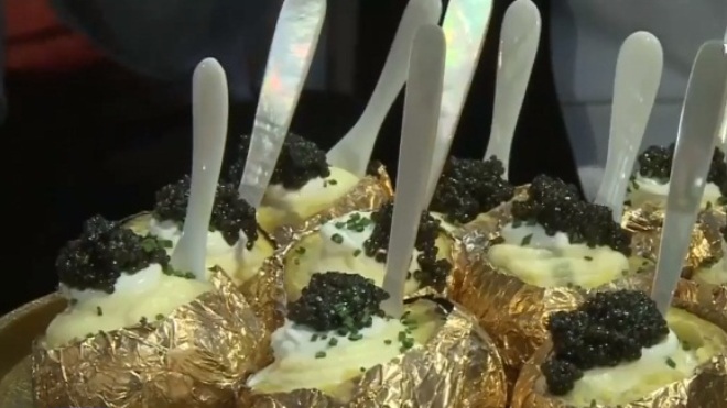 VIDEO: Những món ăn dát vàng tại bữa tiệc Oscar