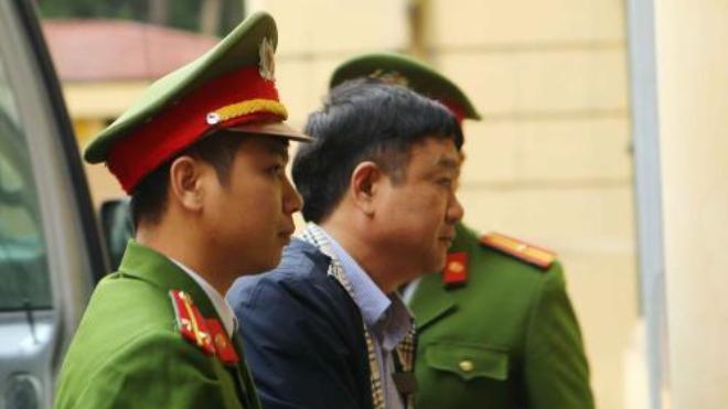 Dẫn giải bị cáo Đinh La Thăng, Hà Văn Thắm đến phiên xử vụ góp vốn 800 tỷ vào OceanBank