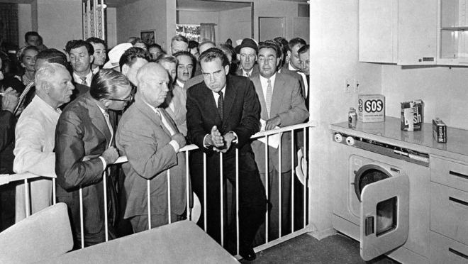Cuộc 'đấu súng' trong bếp 'giữa máy giặt và bom nguyên tử' của Khrushchev và Nixon