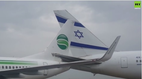VIDEO: Hai máy bay bị dính chặt đuôi vào nhau trên đường băng