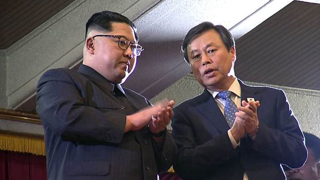 Nhà lãnh đạo Triều Tiên Kim Jong-un vỗ tay tán thưởng dàn nghệ sĩ Hàn Quốc