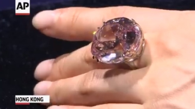 Ngày viên kim cương hồng 'Pink Star' được bán với giá đắt nhất trong lịch sử
