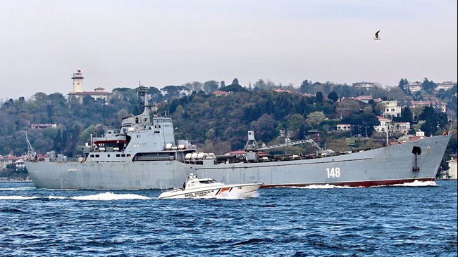 Chiến hạm Nga lừng lững chở xe tăng tới Syria