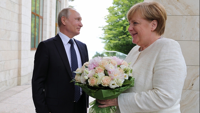 Lý do bó hoa Tổng thống Nga Putin tặng Thủ tướng Đức Merkel gây 'sóng gió'