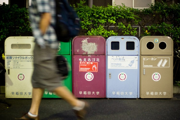 Thán phục tái chế rác thải nhựa phong cách Nhật Bản