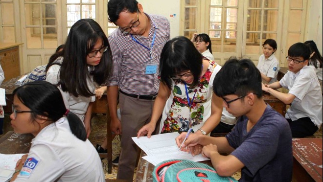 Gần 95.000 thí sinh Hà Nội thi vào lớp 10 tập trung làm thủ tục tại các điểm thi
