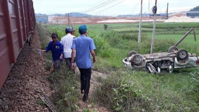Tàu hỏa đâm xe ô tô tại Quảng Ngãi, 2 người thương vong