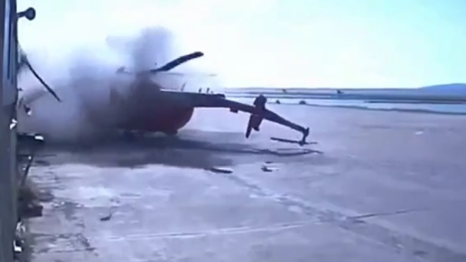 VIDEO: Trực thăng Mi-8 lao thẳng vào tòa nhà vỡ vụn