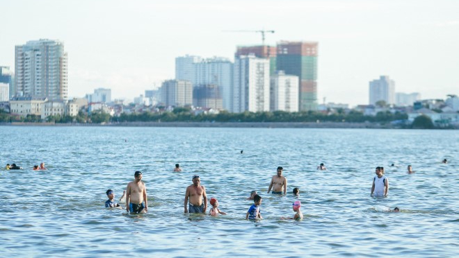 Nhiệt độ Hà Nội trên 40 độ C, nắng nóng như thiêu, Hồ Tây trở thành bể bơi công cộng