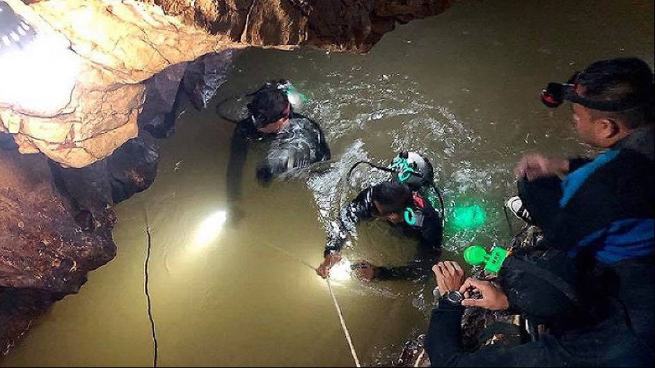 Đội thợ lặn nối lại chiến dịch giải cứu đội bóng thiếu niên Thái Lan