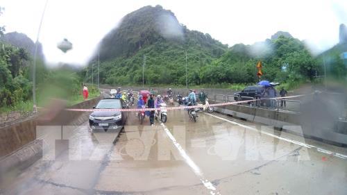 Mưa lớn gây ngập cục bộ và chia cắt Quốc lộ 18A (Quảng Ninh)