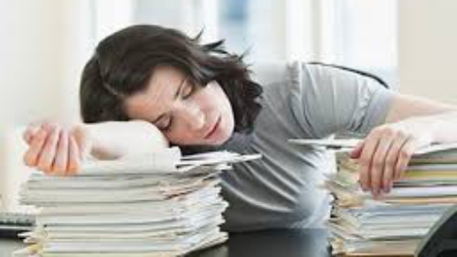 Một nữ nhân viên công sở 'tham ô' hàng nghìn giờ làm để....ngủ