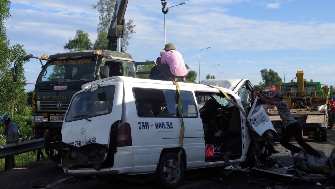Vụ tai nạn giao thông 13 người chết ở Quảng Nam: Đưa 2 xe ra khỏi hiện trường, thông tuyến trên Quốc lộ 1A