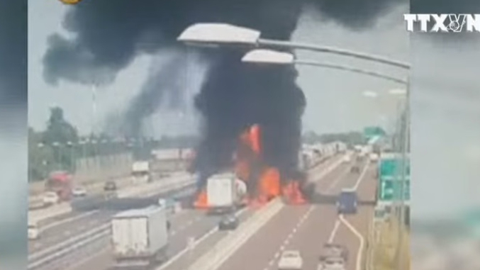 VIDEO: Tai nạn giao thông kinh hoàng, 10 ô tô phát nổ