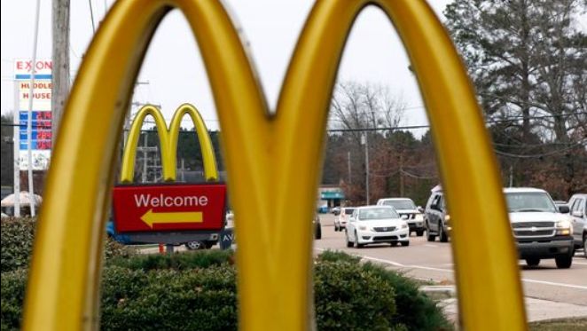 Mỹ: Gần 400 người nhiễm khuẩn đường ruột do salad của McDonald's