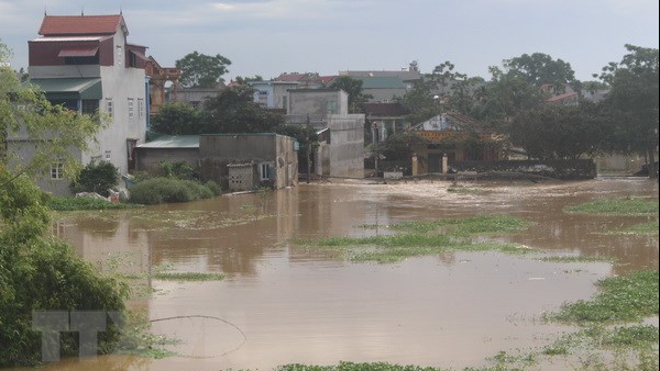 Nước lũ lên nhanh, người dân Lào Cai và Thanh Hóa sơ tán khẩn cấp