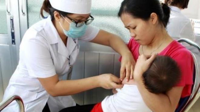 Các phụ huynh cần chủ động đưa trẻ đi tiêm phòng vắc-xin phòng bệnh sởi