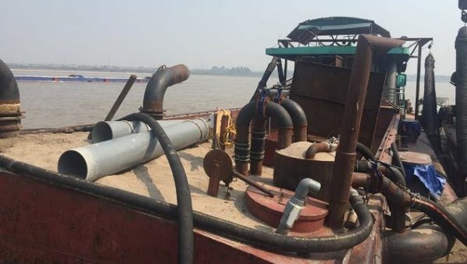 Hà Nội tăng cường tuần tra kiểm soát việc khai thác cát trái phép trên sông Hồng