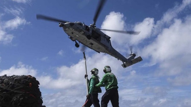 Máy bay trực thăng rơi trên tàu sân bay Mỹ ở Thái Bình Dương