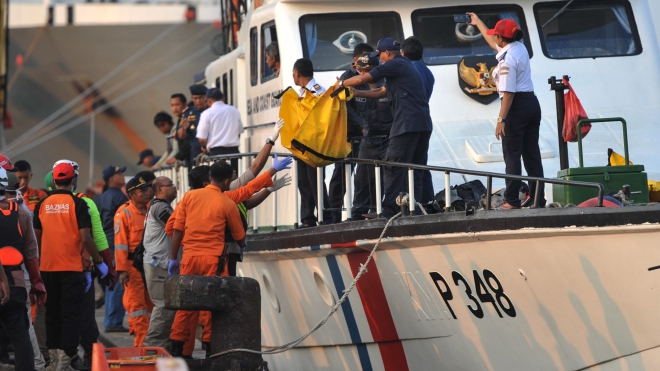 Rơi máy bay tại Indonesia: Có thể sớm trục vớt được hộp đen từ đáy biển