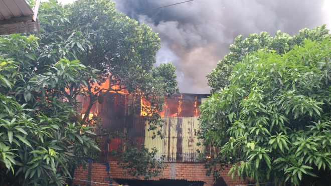 Hỏa hoạn thiêu rụi 2 căn nhà, hàng chục hộ dân xung quanh phải di tản