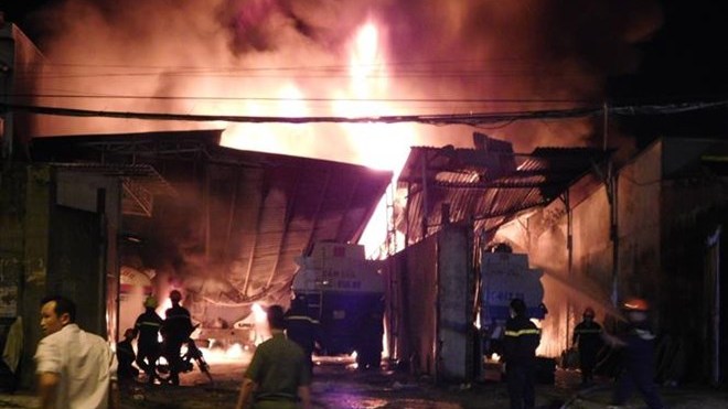 Cháy lớn tại bãi đỗ xe bồn chở xăng ở thành phố Nha Trang