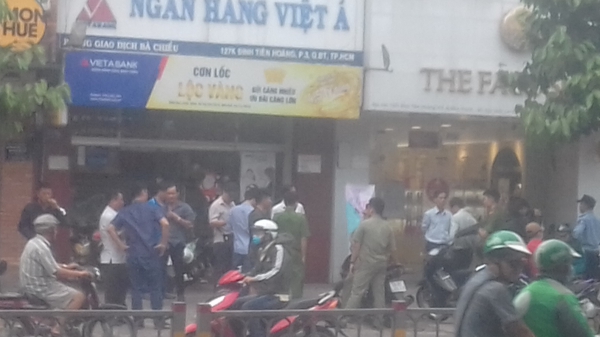 Thành phố Hồ Chí Minh: Phong tỏa hiện trường, điều tra nghi vấn một vụ cướp ngân hàng