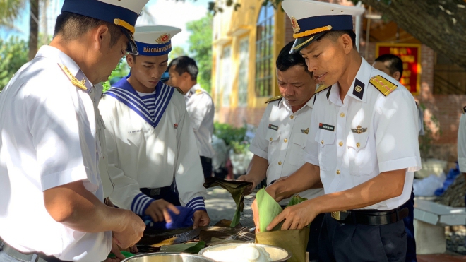 Chiến sĩ Trường Sa mổ lợn, gói bánh chưng đón Tết